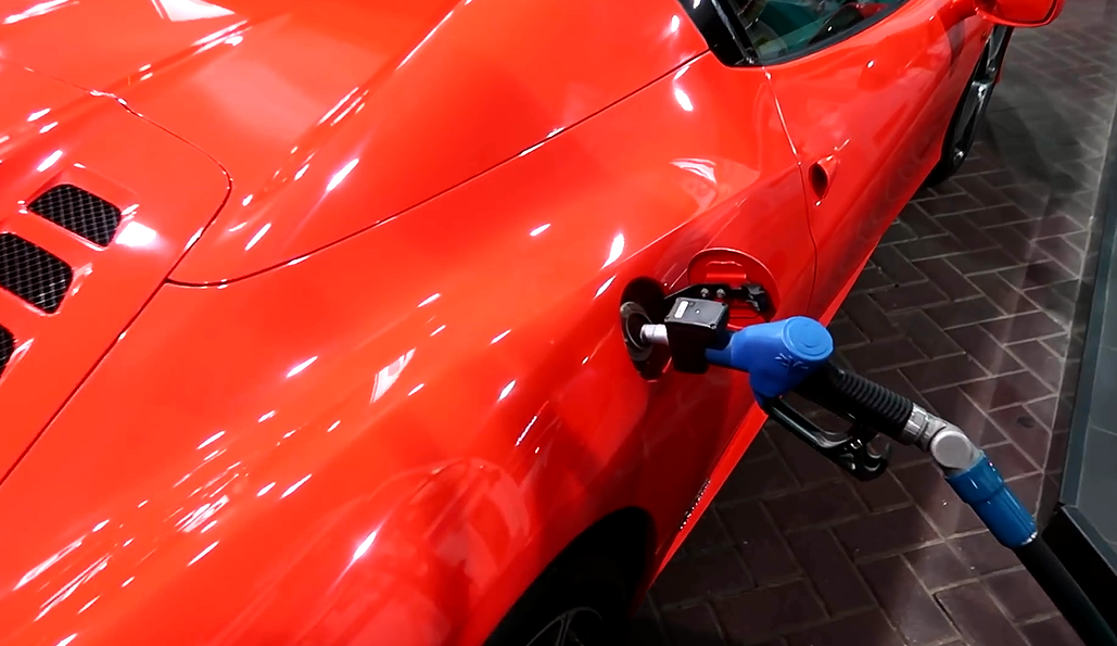 迪拜法拉利加满一箱油要多少钱?网友看后:比我