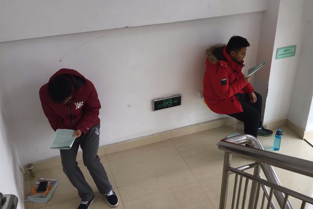 考研生扎推楼梯间背书,学校为他们推暖心小板