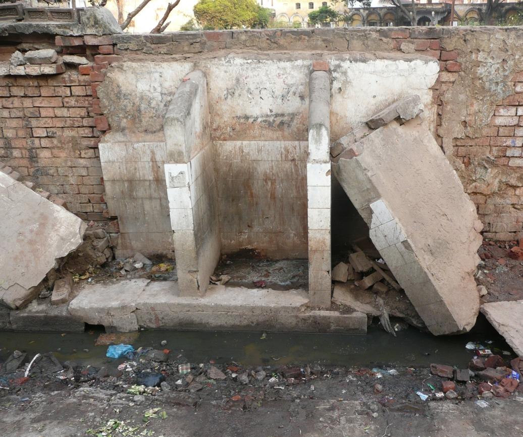 实拍:印度露天厕所,不管男女随地大小便,女人露天如厕常被侵犯