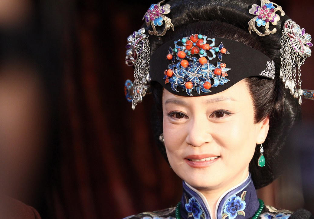 她的人生如琼瑶剧，渣男害其流产摘除子宫，疼她的老公失足坠楼