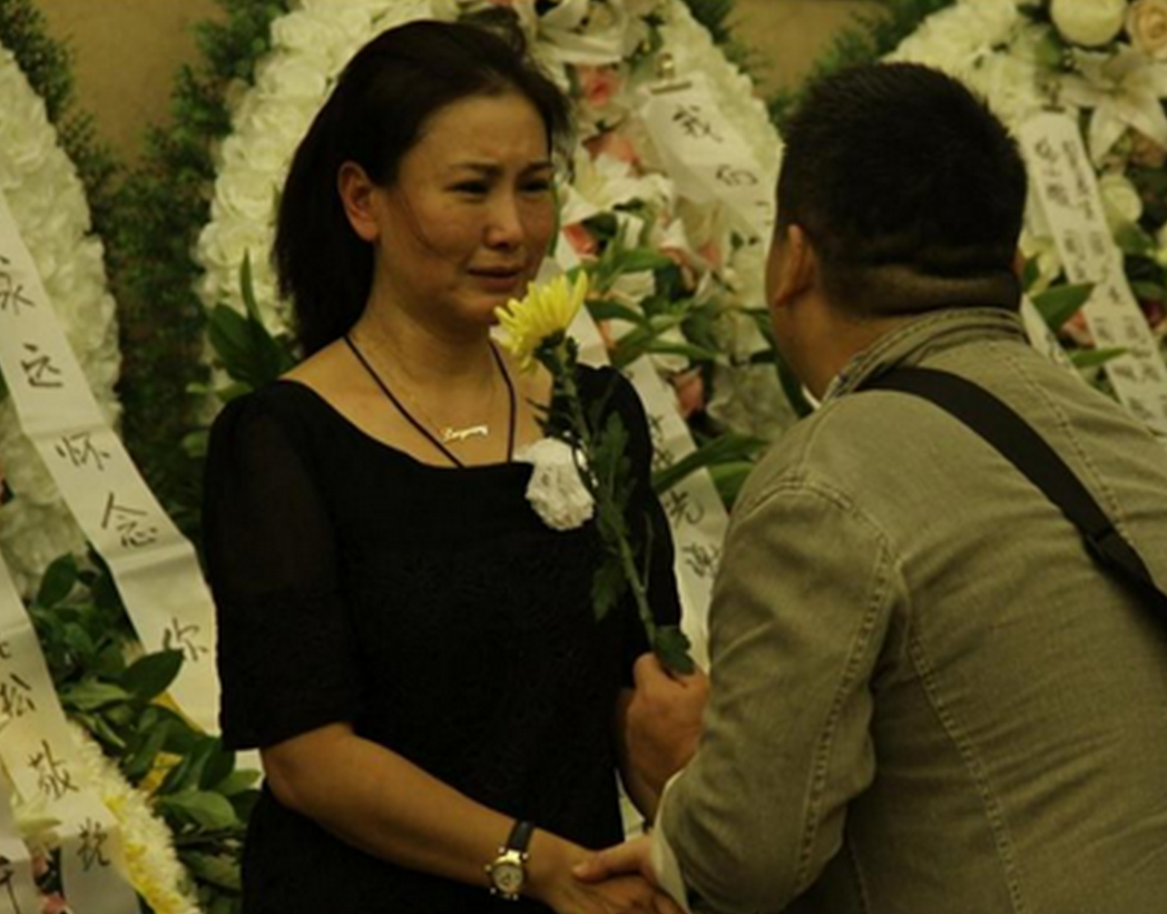 可惜王茜的丈夫在2014年因病不幸去世,在葬礼上王茜痛哭流涕,可见她对