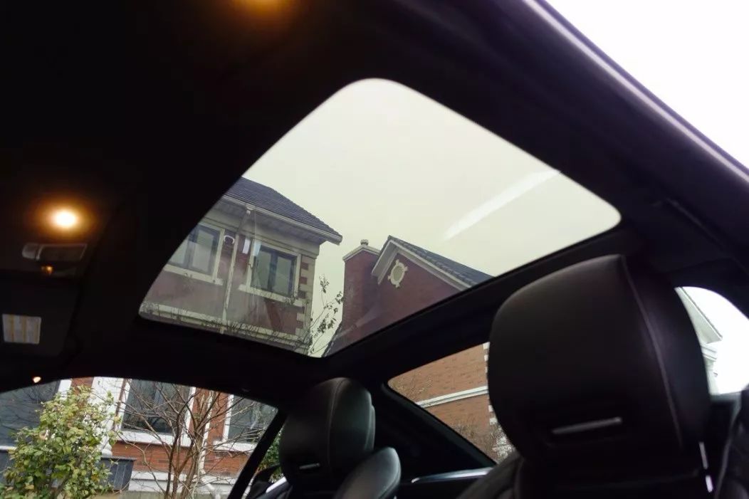 有了奔驰敞篷大跑车,炸街再也不用愁。