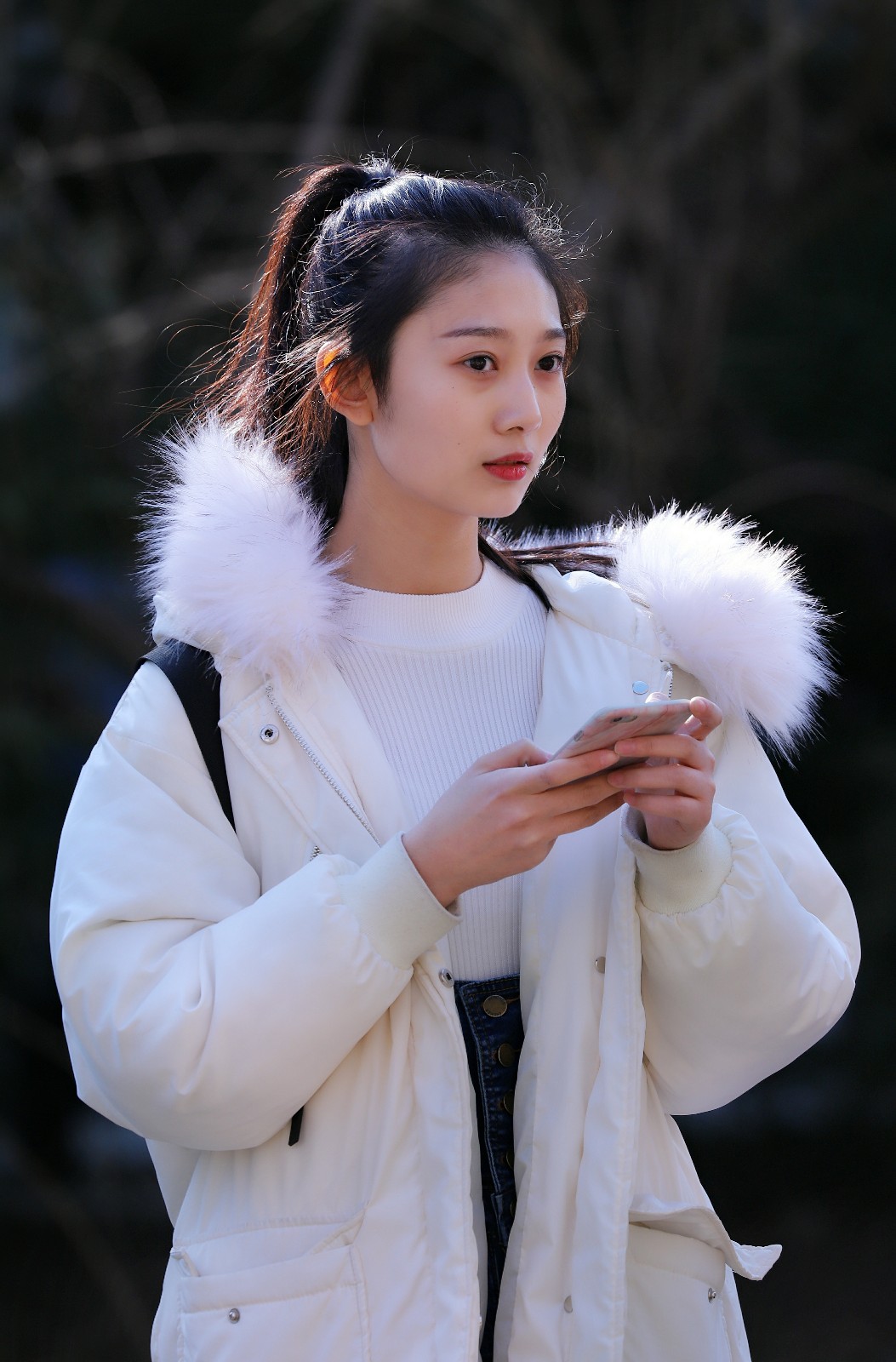 北电艺考现场,白色羽绒服女生淡然自若,一身艺术范