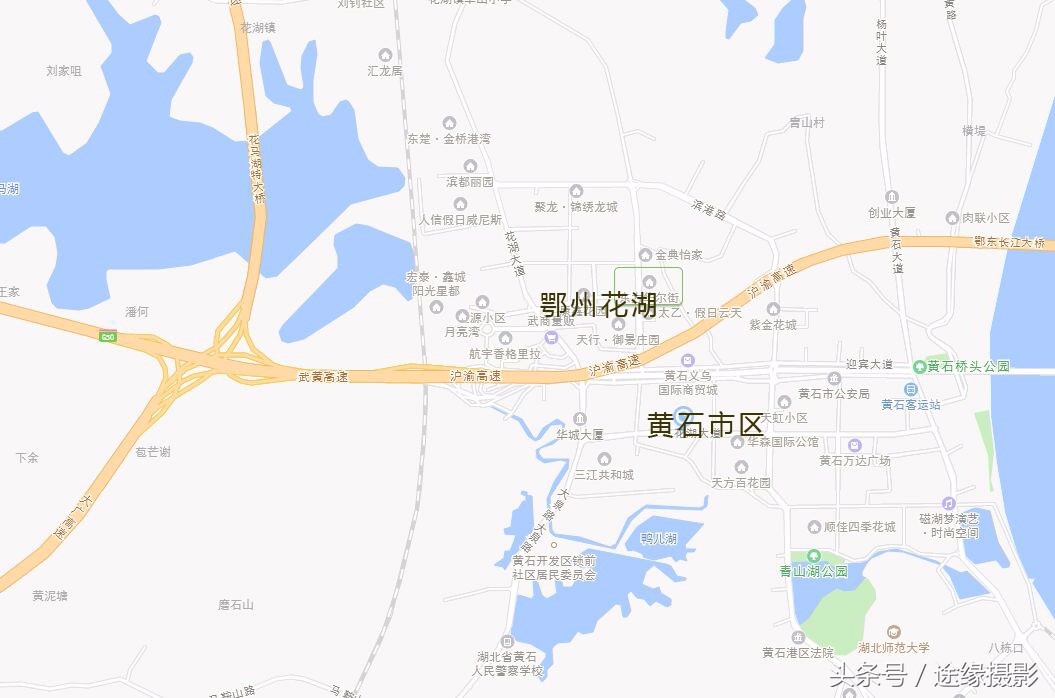 这张图片中,路一边是黄石市区,一边是鄂州花湖鄂州为湖北省地级市