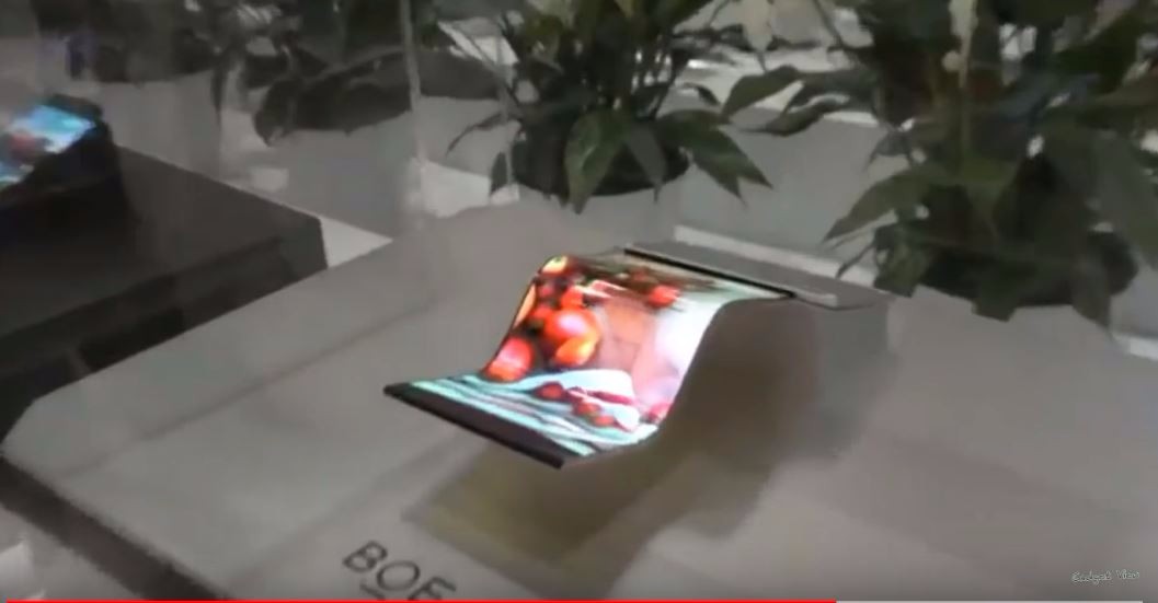 京东方展出国产可折叠6.18英寸OLED刘海屏: 