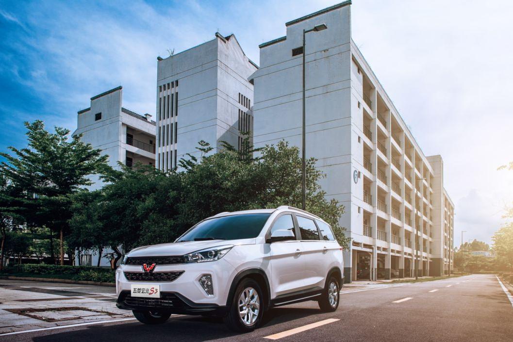 五菱宏光再出良心国产车，配置绝不输合资车，大空间七座suv才6万