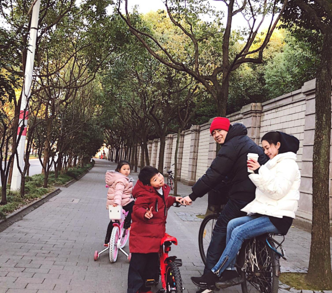 上海上港球员孙祥的妻子晒出全家福,幸福美满