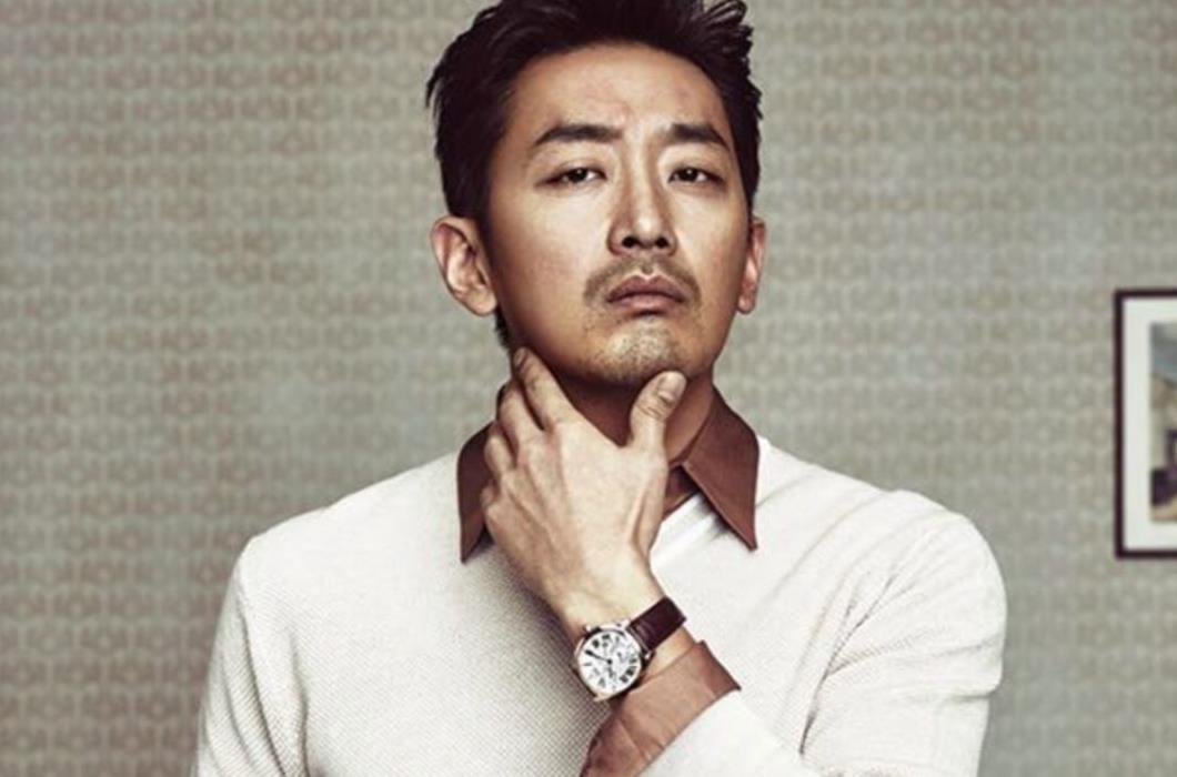 同时,他也是国内知名度最高的韩国男演员之一,不仅普通影迷爱他,男神