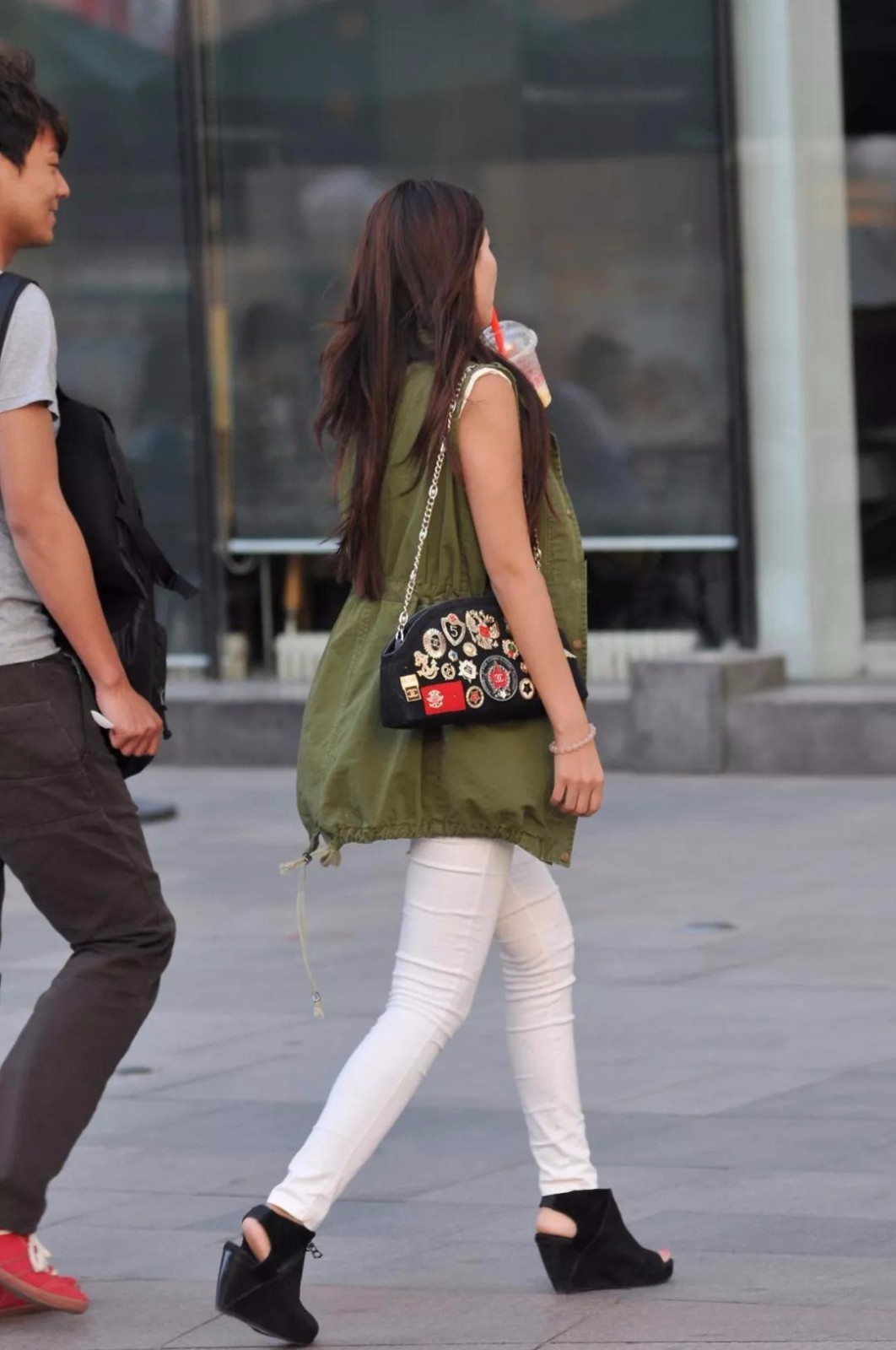 穿紧身白裤走路优雅,身材苗条婀娜,动人的性感美女