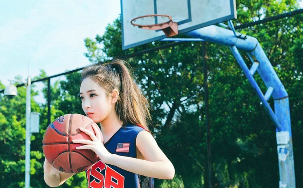 篮球场上清纯娇嫩校花美女清新夏日俏皮阳光唯美写真