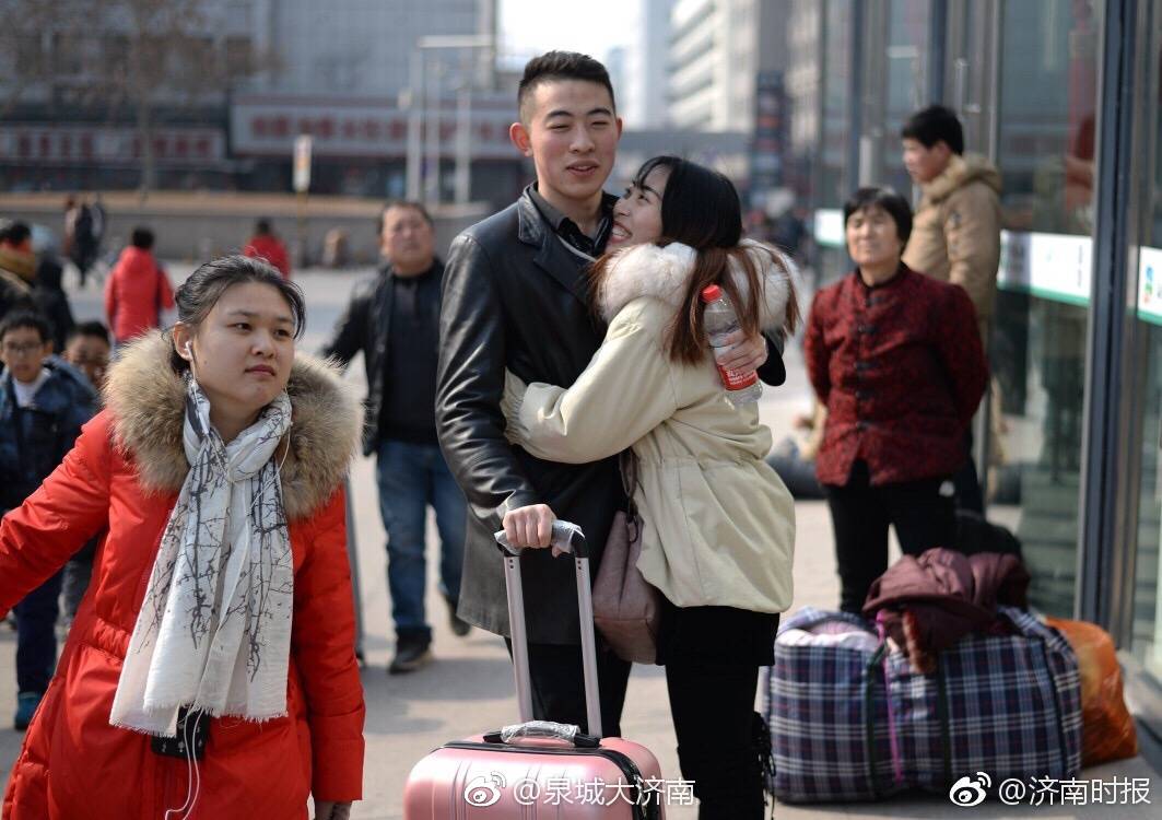 春运难离别 拥抱传温情