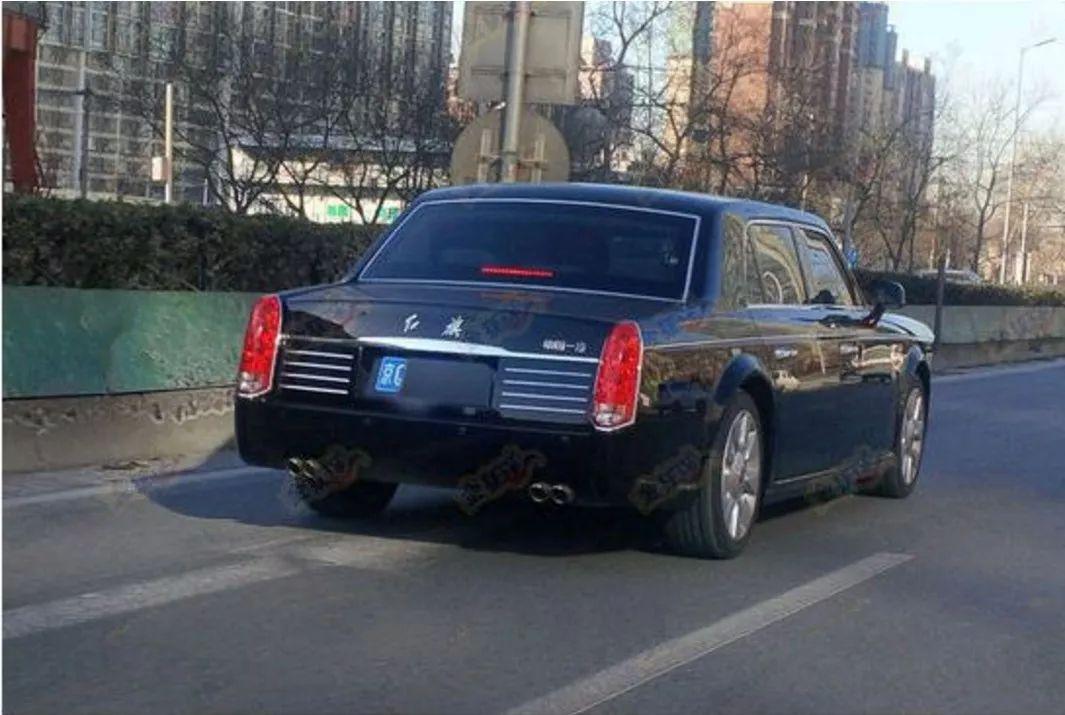街头现身挂007车牌的500万国产红旗l5, 网友: 这是詹姆斯邦德的座驾吗