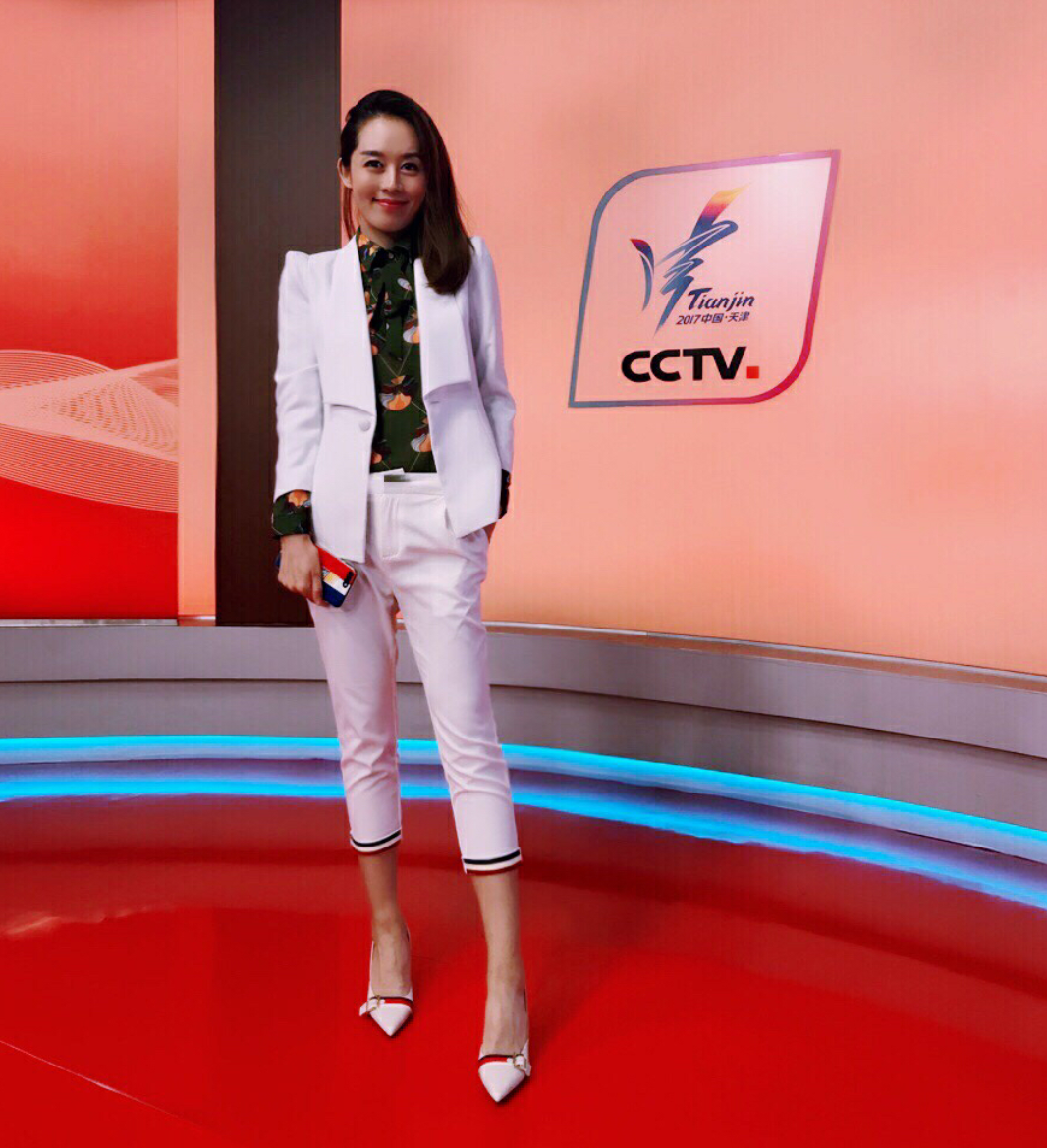 央视美女主持李蕊,一改往日台风,没想到也是时尚一族