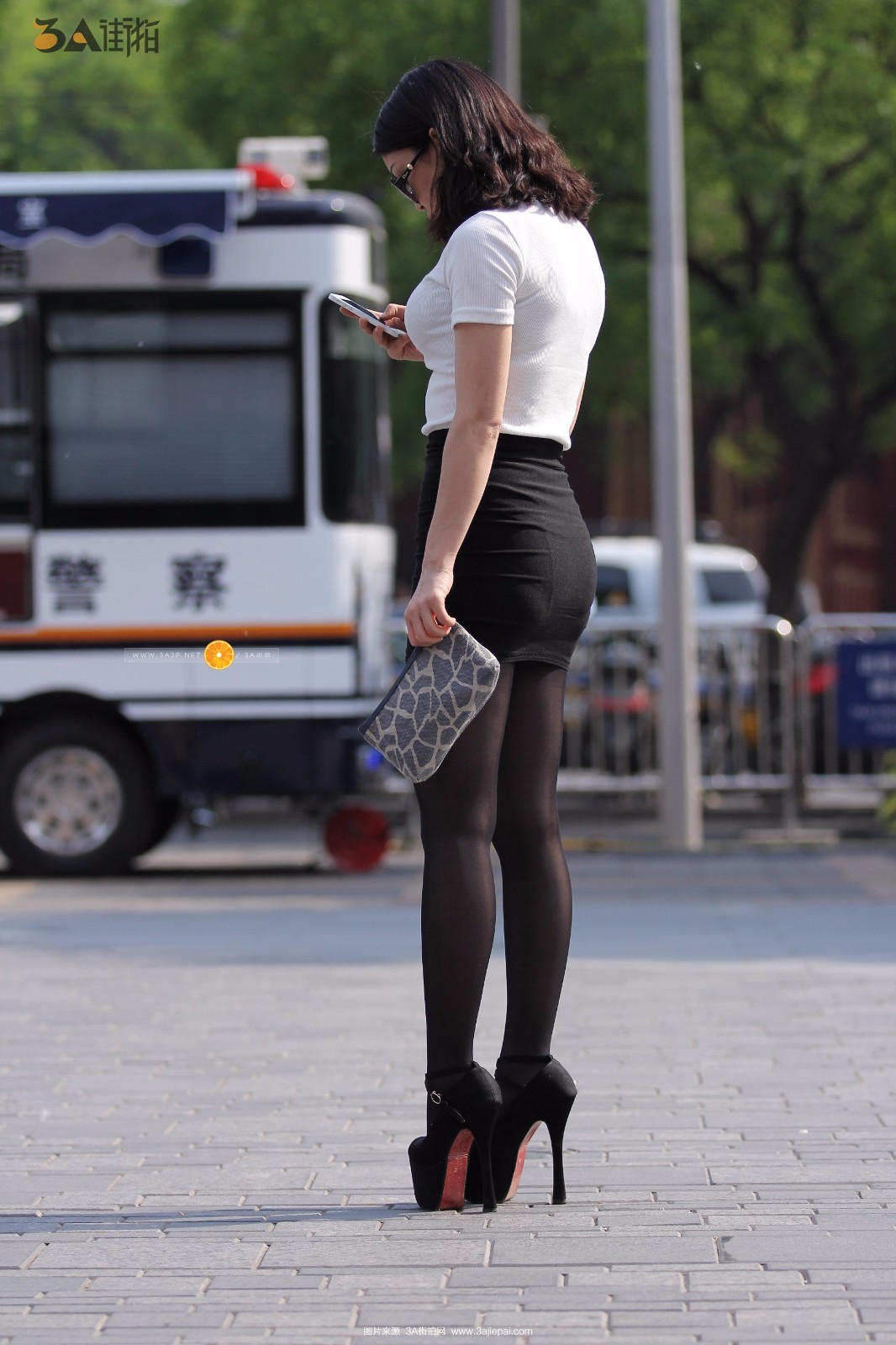 三里屯街拍:十个男人看了有九个心动,太美了!