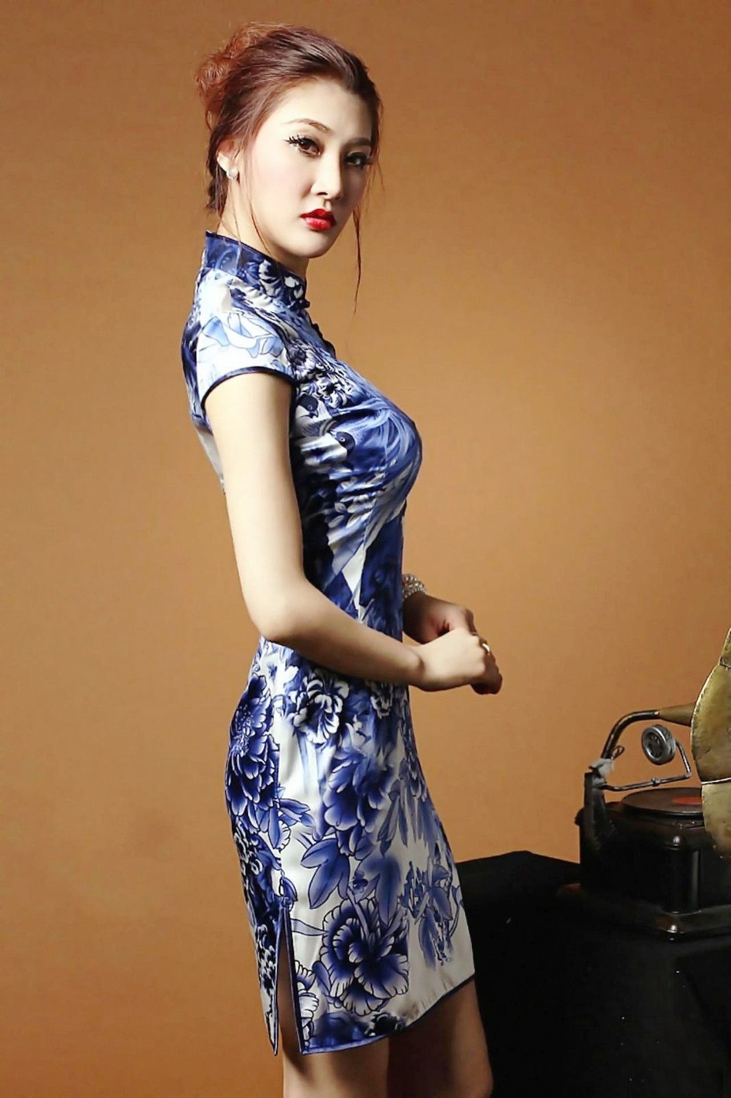 一个气质优雅的风韵旗袍美女!_新浪看点