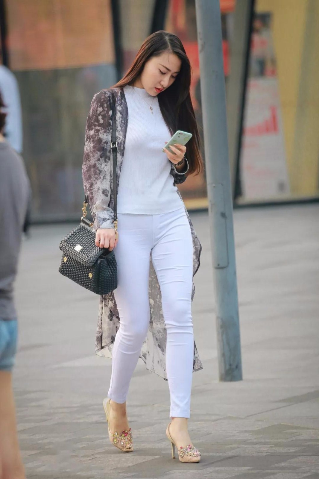 穿白裤的超漂亮性感美女,原来穿白裤可以这么性感