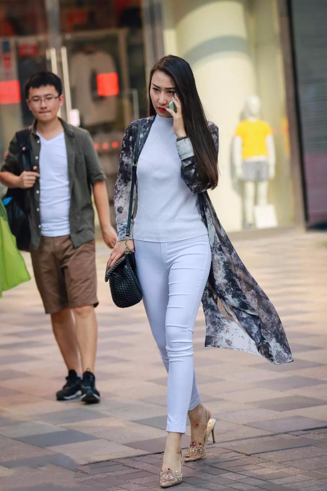 夏天，一见钟情的白衬衣搭配牛仔裤，既满足了宽大舒适又时髦_鱼司辰YuSiChen_新浪博客