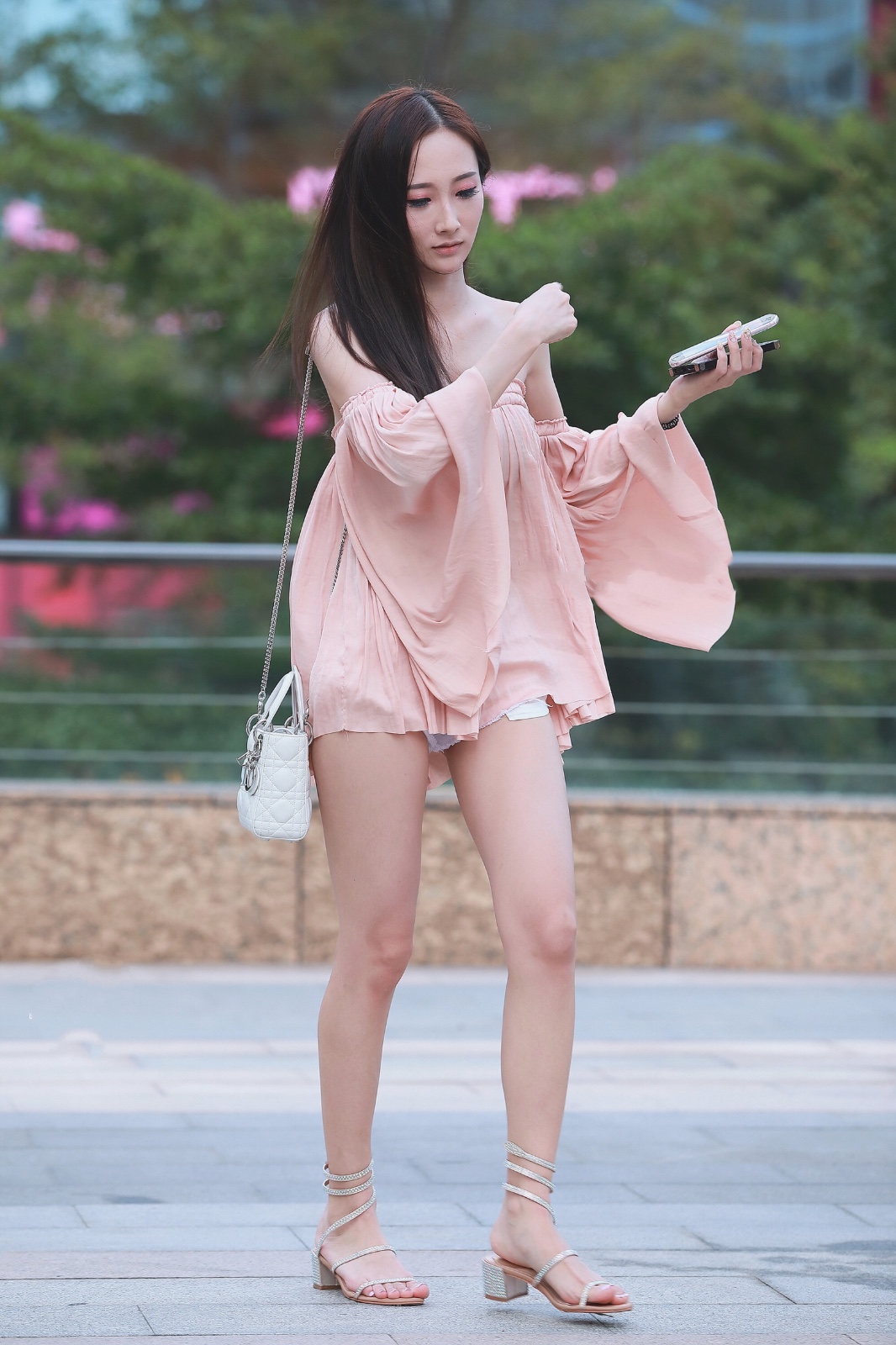 美女小姐姐闯关,竟然在这个位置落水了,网友感觉救生员占便宜视频