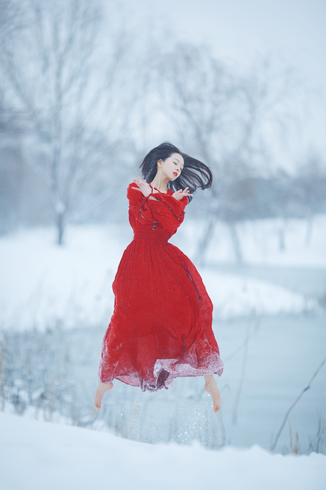 女人赤脚在寒冷的雪地里行走照片摄影图片_ID:418904104-Veer图库