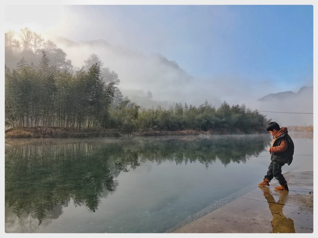 根据水面倒影,将图片一分为二的对称. 米拍id:姜