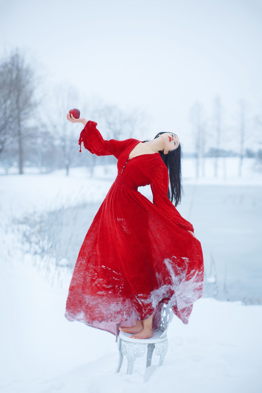 美女露腿赤脚风雪中舞蹈 光看照片就很冷