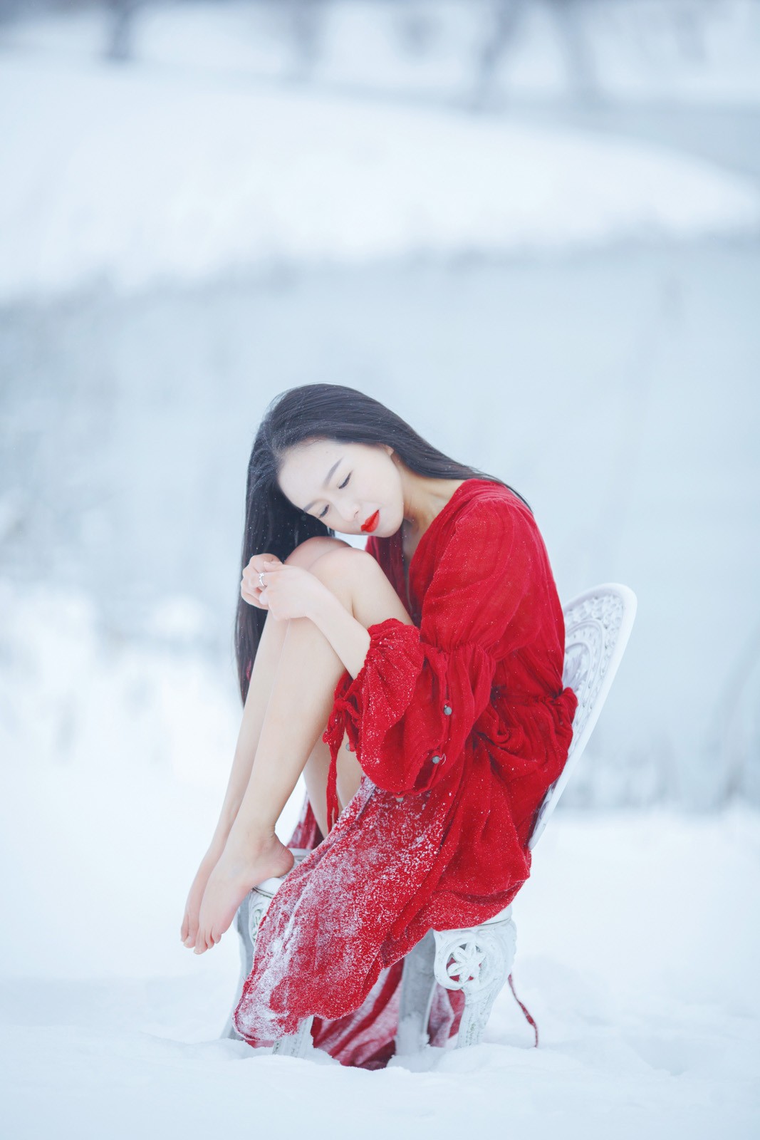美女露腿赤脚风雪中舞蹈 光看照片就很冷