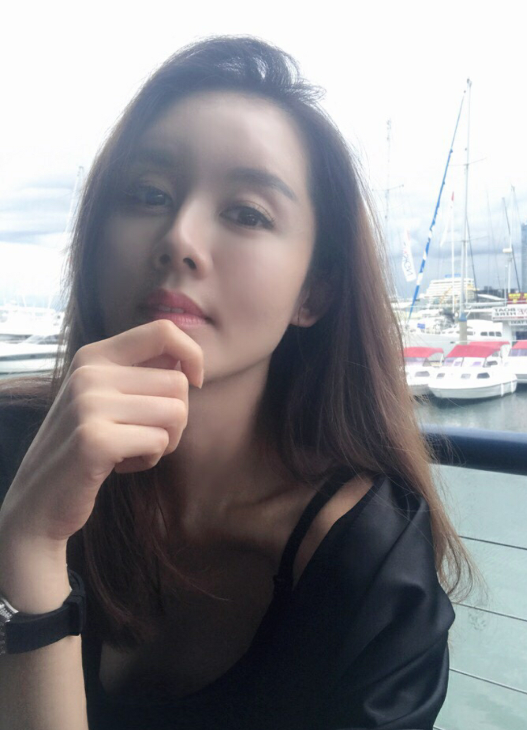 央视美女主持李蕊,一改往日台风,没想到也是时尚一族