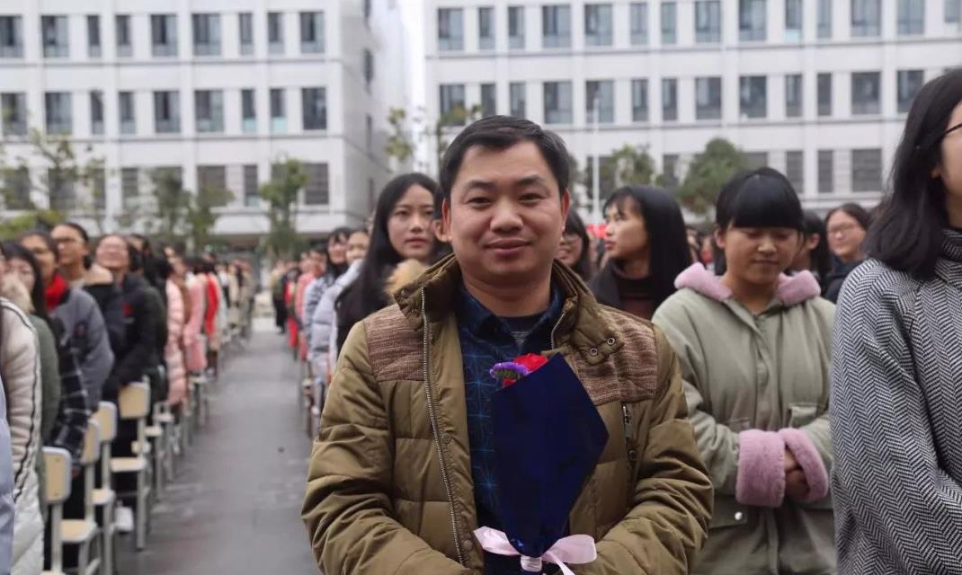 利川五中高考百日誓师大会震撼现场…