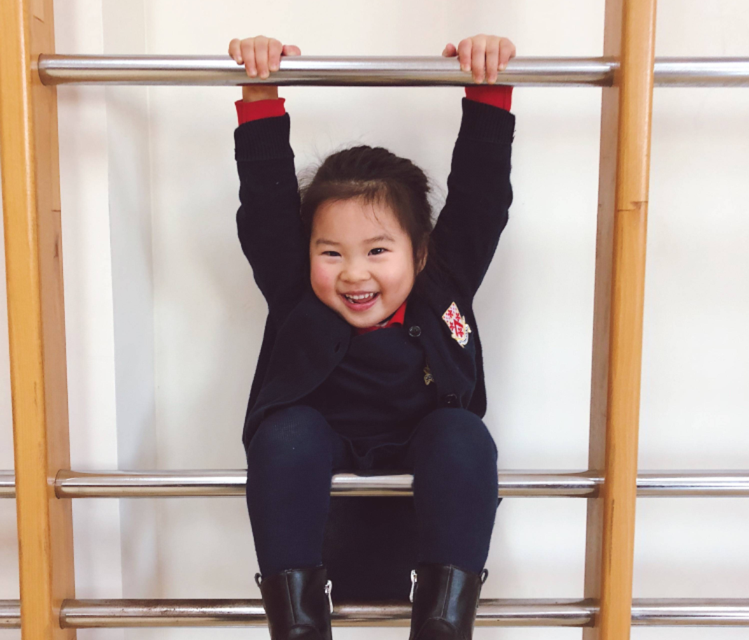 上海上港球员孙祥的妻子晒出全家福,幸福美满