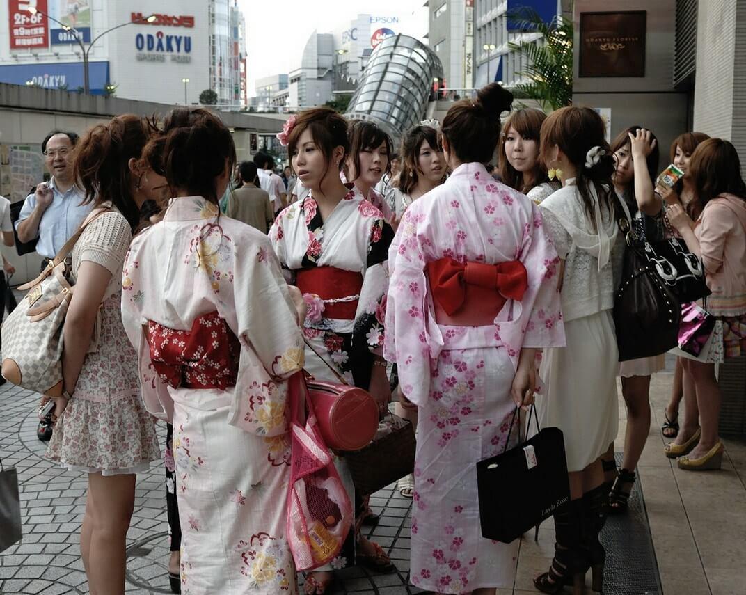在日本大阪街头行走, 想要遇见穿和服的女生并