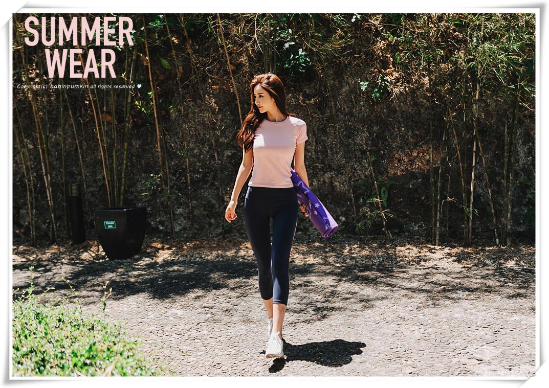 粉色迷人可爱运动衫, 让模特孙允珠绽放出独特的运动美!