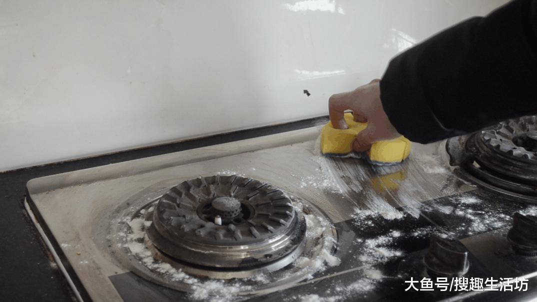 然后往煤气灶上倒入一些面粉或者淀粉.