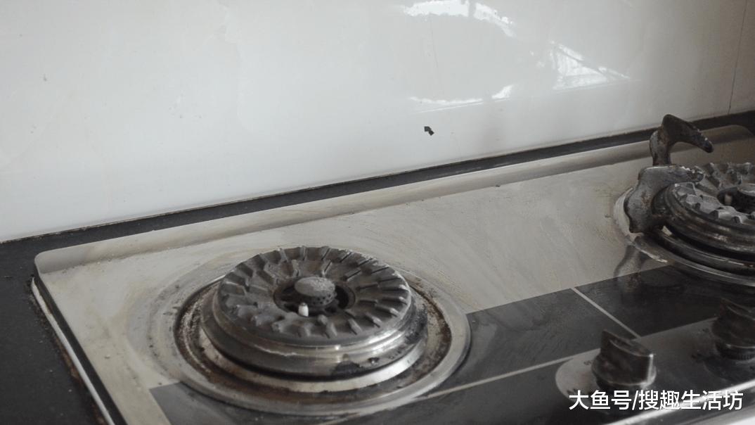 煤气灶重油污难清洗家政阿姨教我倒点这个在上面立马焕然一新