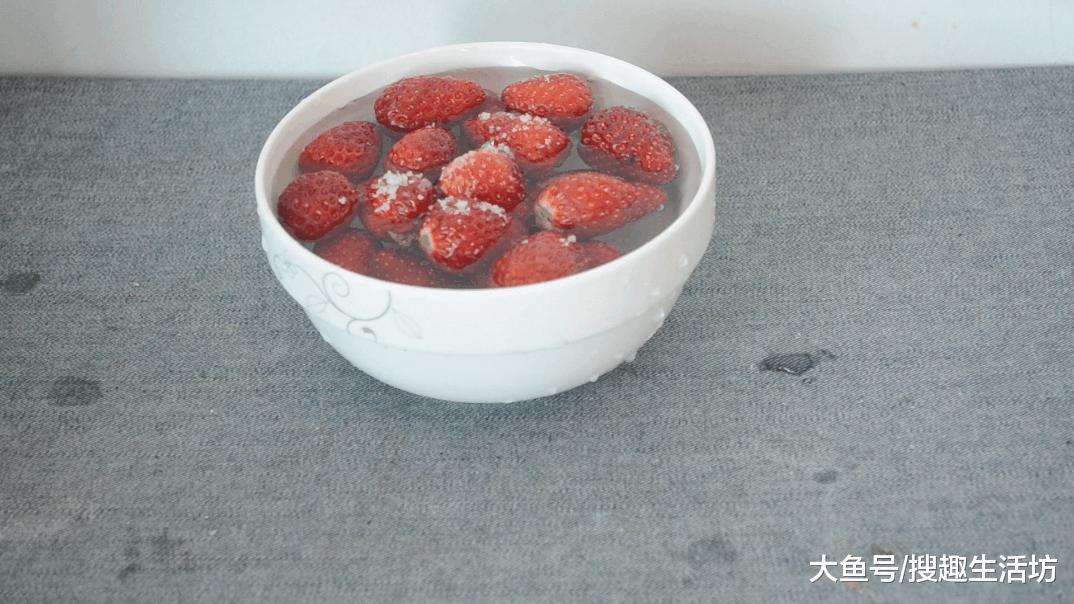 草莓这么洗才最干净, 残留农药杂质去光光, 吃起来放心还安全