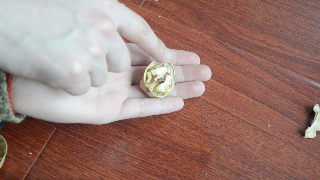 家里木地板有划痕怎么处理？教你一招用它涂一涂