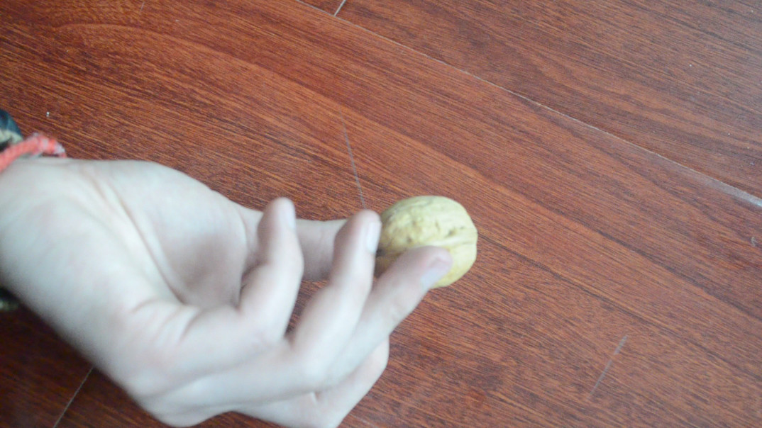 家里木地板有划痕怎么处理？教你一招用它涂一涂