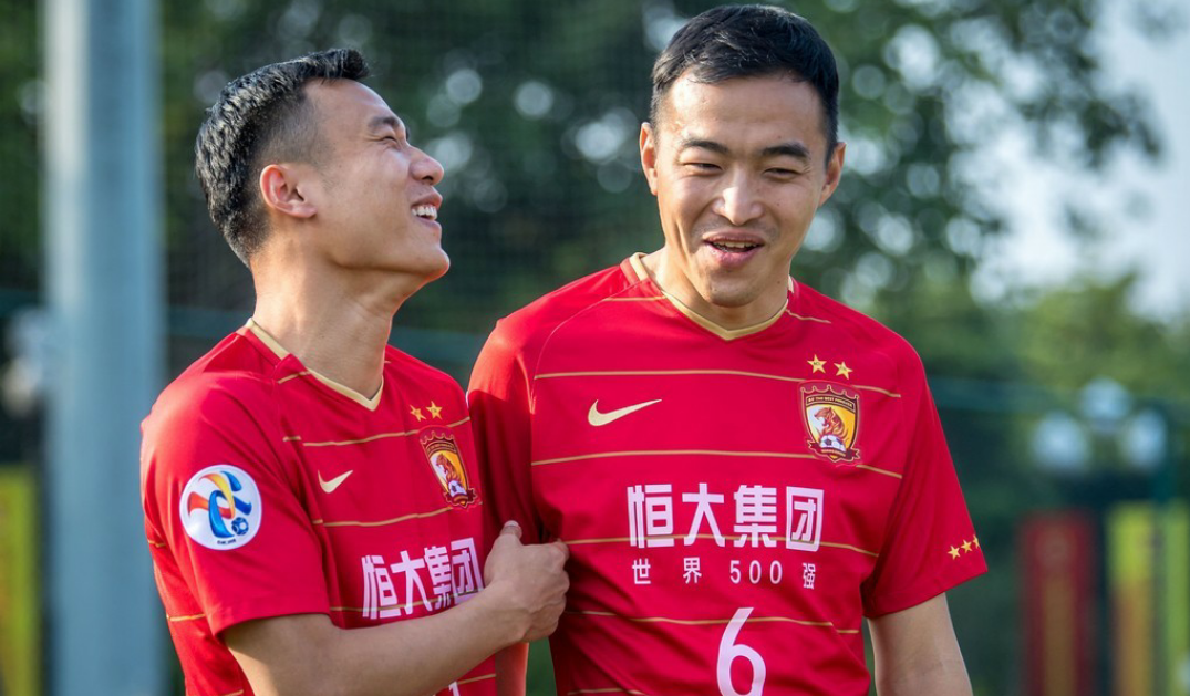 广州恒大俱乐部今日拍照全家福,各位球员英俊