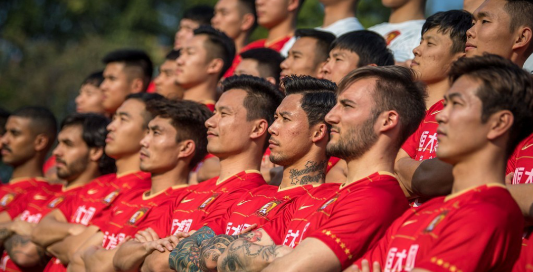 广州恒大俱乐部今日拍照全家福,各位球员英俊