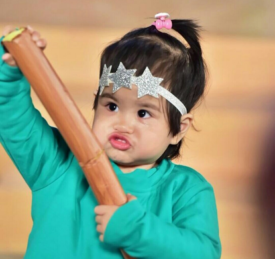 包贝尔女儿饺子大变样，几年不见，越长越像他爸!太可爱了!