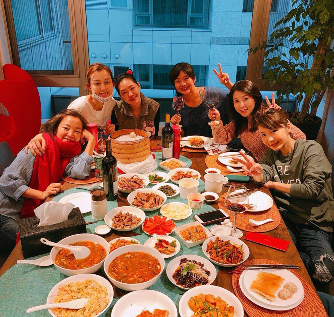 台湾女星Makiyo在微博晒出一组姐妹的聚会照