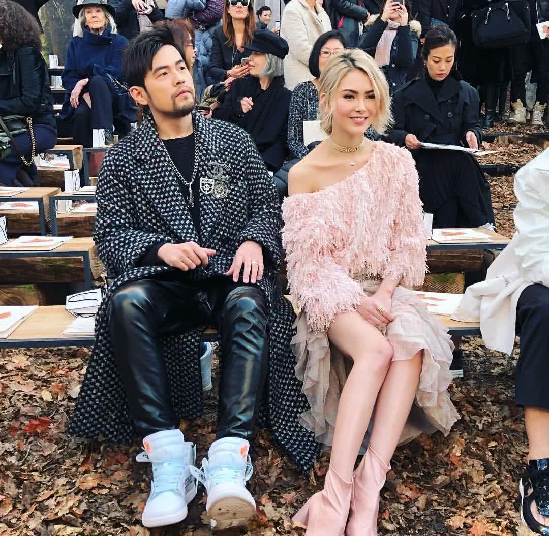 周杰伦和昆凌现身巴黎时装周,引发找口袋事件,让人啼笑皆非!