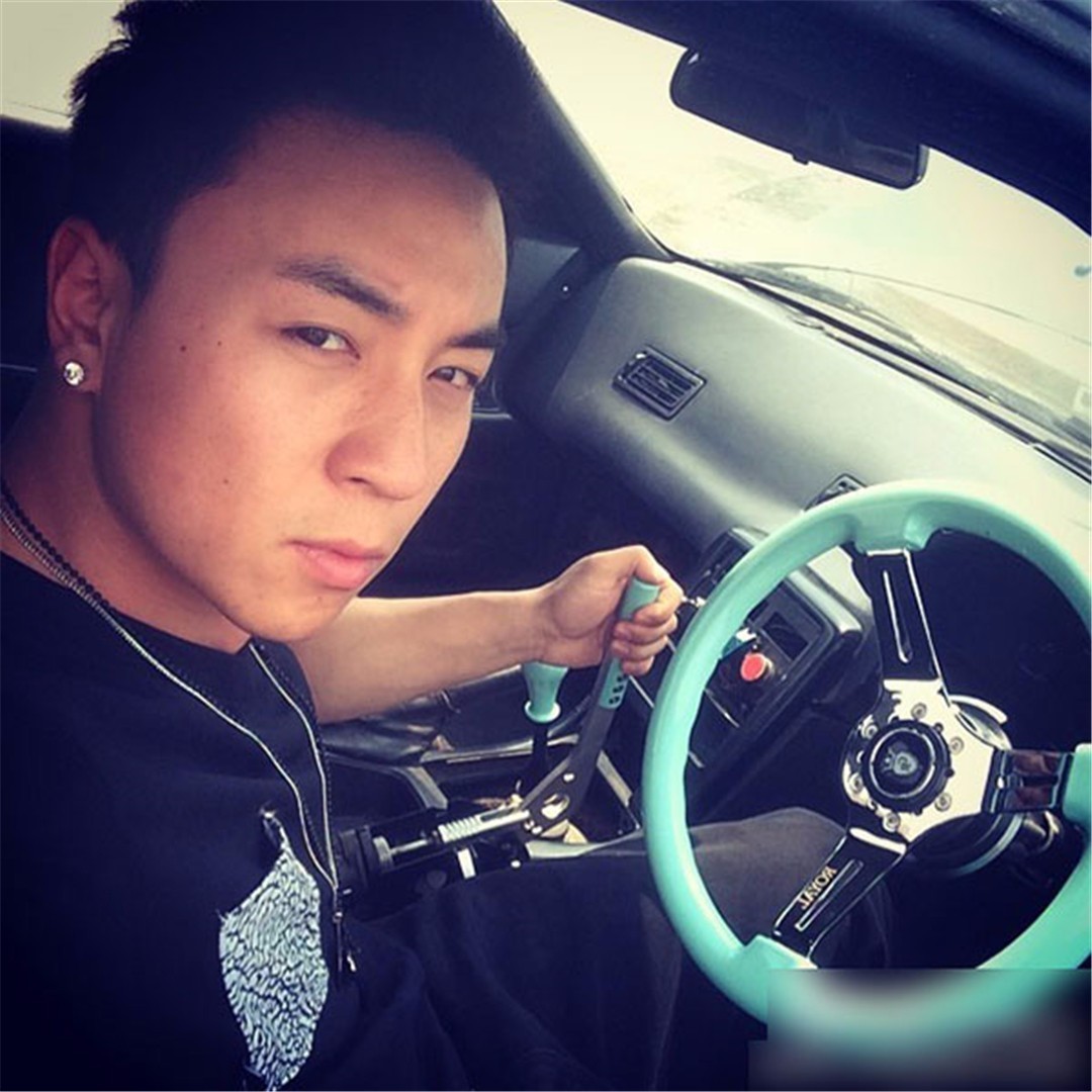 小和尚释小龙帅气回归,比吴京还能打,开着GTR