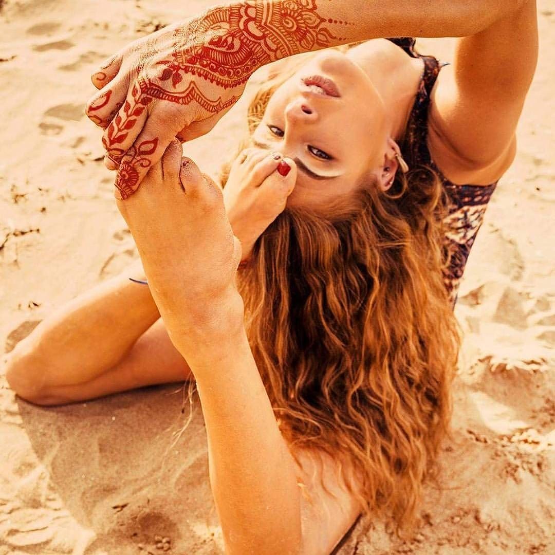 魔幻现实主义瑜伽,1秒穿越回80年,美女也有8块腹肌