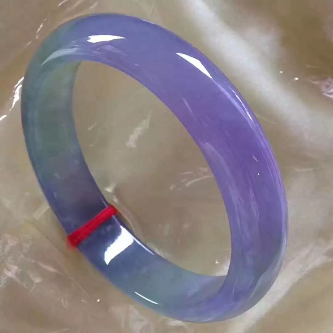 广东男子不惜花高价买翡翠原石,一刀切出万分