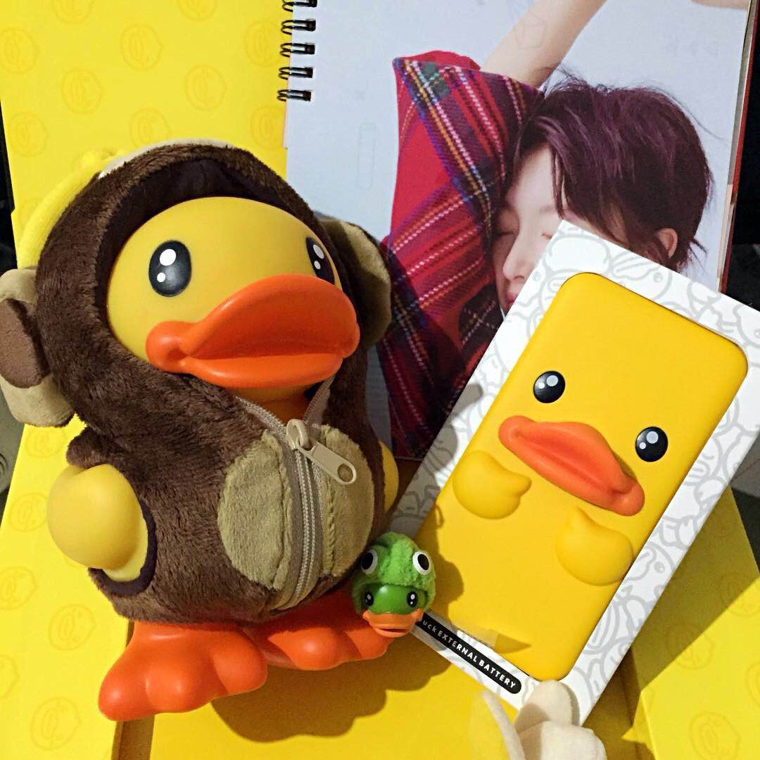 周冬雨送新年礼物来了，小黄鸭同框囧囧怪!