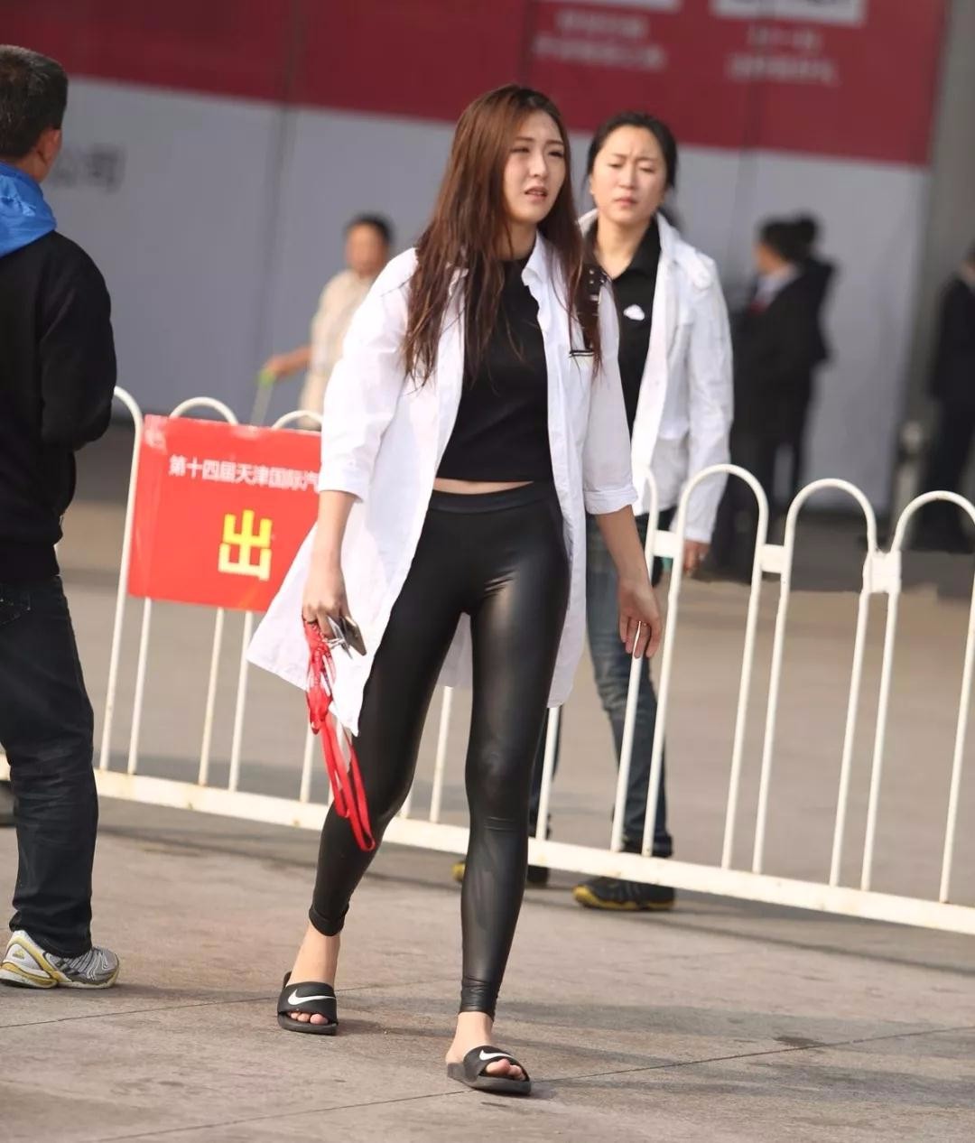 体态柔情绰态,身材好颜值高,穿黑皮裤的超性感美女