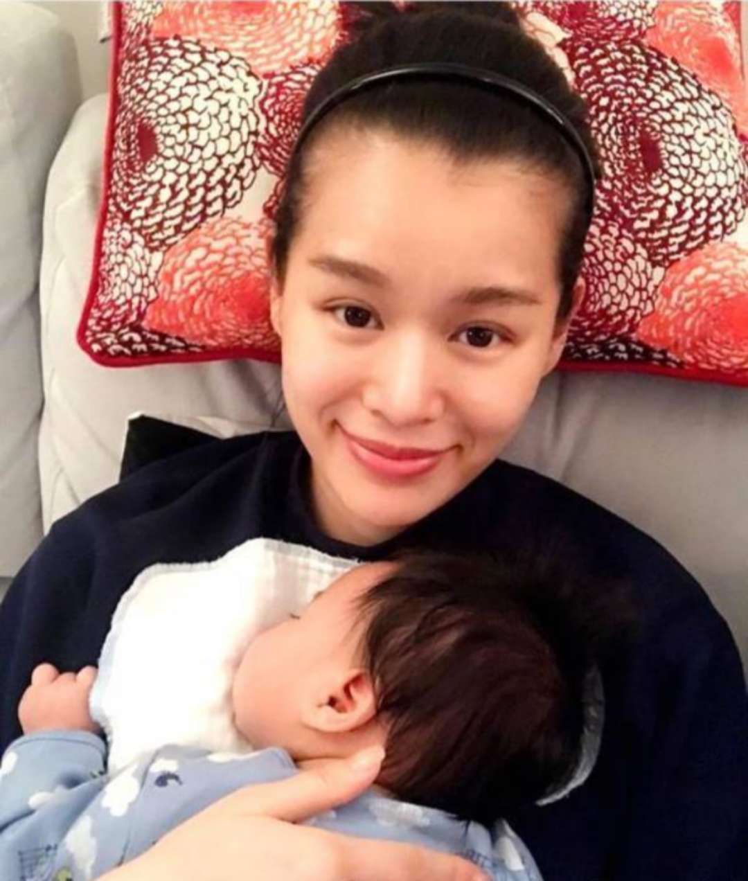 胡杏儿老公晒出儿子的正面照,她竟然在给3个月大的婴儿带手套!