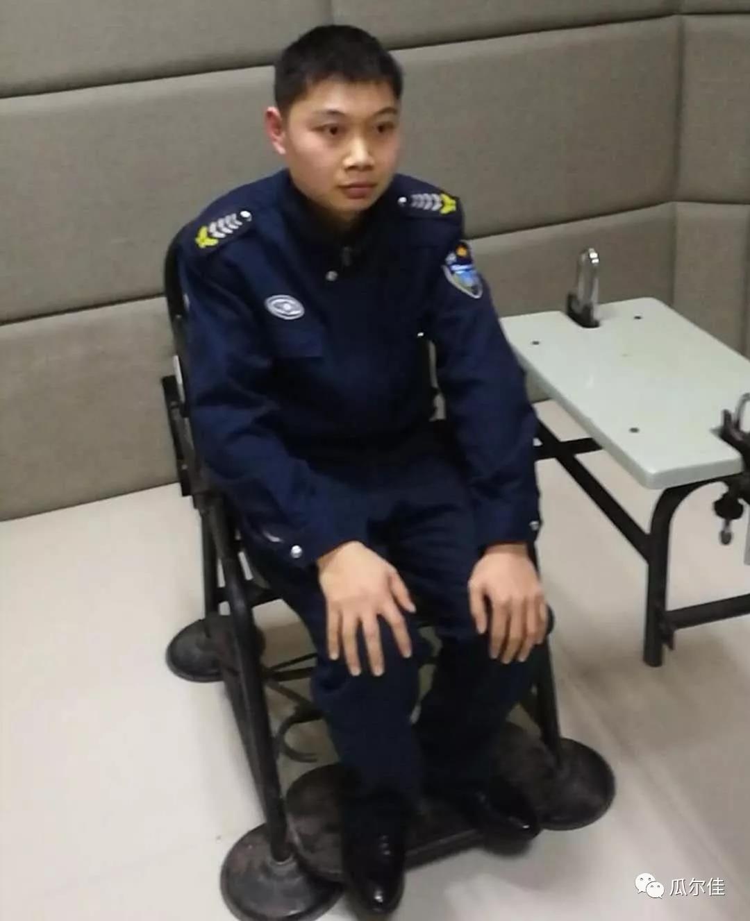 50多岁的老汉端起了枪"的问话,我们还多次看见过在民警牺牲后有人欢呼