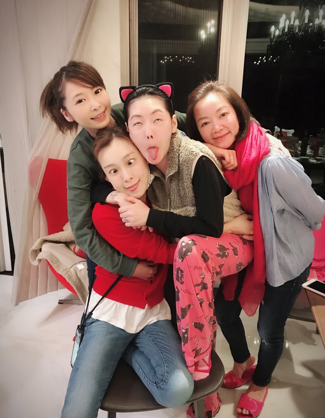台湾女星Makiyo在微博晒出一组姐妹的聚会照，不过少了大S！
