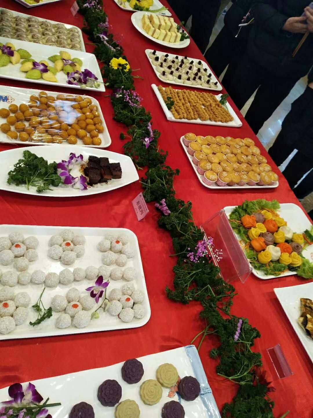 冬至安徽大学食堂办美食节吃好管饱还免费 暖哭学生